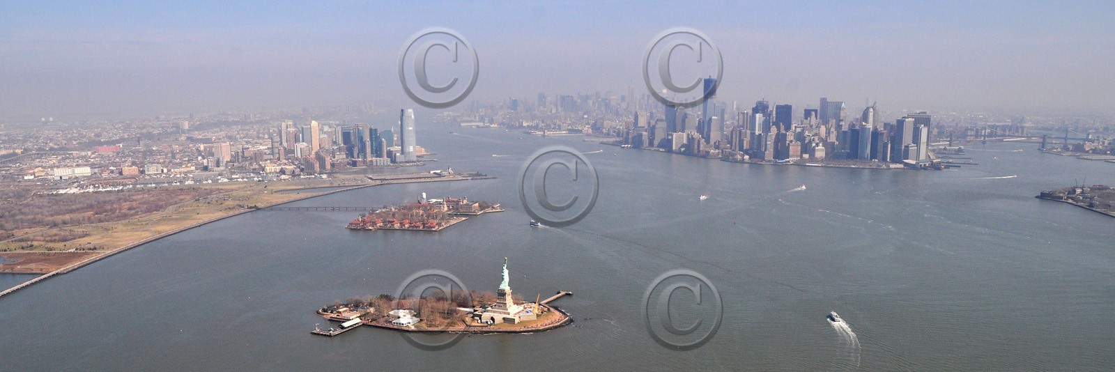 VUE AÉRIENNE  SUR LIBERTY  ISLAND NEW YORK CITY  MANHATTAN  New york photo panoramique couleurFORMAT DISPONIBLE   20X60CMpas de telechargement disponible.A chaque format correspond une éditions limitée spécifique .© collection P GUZIKA titre indicatif suivant la finition, tarif encadré vente direct:150 x 52 cm 180€   non disponible33   x 95 cm   99€   20   x 60 cm   39€   disponible en  30 X10 cm  sur stand en vente directDISPONIBLE SUIVANT STOCK -  CRÉATION JOURNALIERE  -