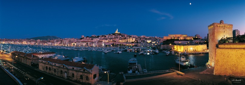 MARSEILLE VIEUX PORT VOILIER VIEUX DE NUIT  TOUR RENÉ  plein formatMarseille Provence photo panoramique couleurFORMAT DISPONIBLE  150X52cm  33X95cm ( et 20X60cm en vente direct uniquement )pas de telechargement disponible.A chaque format correspond une éditions limitée spécifique .© collection P GUZIKA titre indicatif suivant la finition, tarif encadré vente direct:150 x 52 cm 180€33   x 95 cm   99€20   x 60 cm   39€disponible en  30 X10 cm  sur stand en vente directDISPONIBLE SUIVANT STOCK -  CRÉATION JOURNALIERE  -
