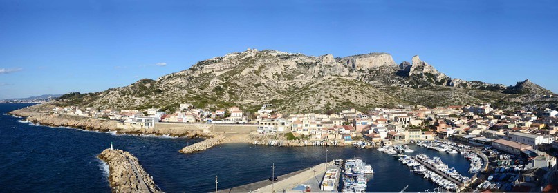 CALANQUE LE PORT DES GOUDESCalanques Provence MarseilleFORMAT DISPONIBLE  150X52cm  33X95cm ( et 20X60cm en vente direct uniquement )pas de telechargement disponible.A chaque format correspond une éditions limitée spécifique .© collection P GUZIKDISPONIBLE SUIVANT STOCK -  CRÉATION JOURNALIÉRE  -