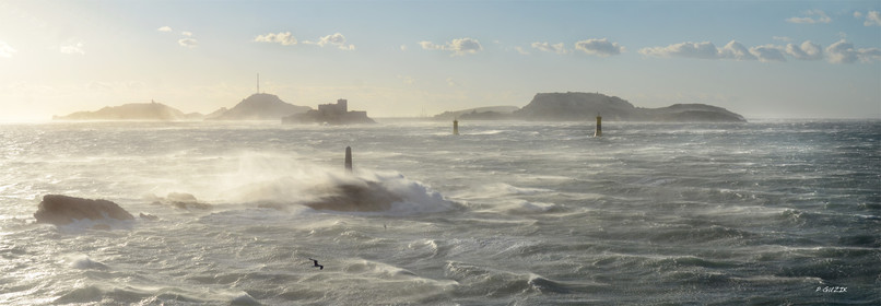 MISTRAL A MARSEILLE SUR LA CORNICHE ET LES ILES DU FRIOULCalanques Provence Marseille photo couleurFORMAT DISPONIBLE  150X52cm  33X95cm ( et 20X60cm en vente direct uniquement )pas de telechargement disponible.A chaque format correspond une éditions limitée spécifique .© collection P GUZIKA titre indicatif suivant la finition, tarif encadré vente direct:150 x 52 cm 180€33   x 95 cm   99€20   x 60 cm   39€disponible en  30 X10 cm  sur stand en vente directDISPONIBLE SUIVANT STOCK -  CRÉATION JOURNALIERE  -