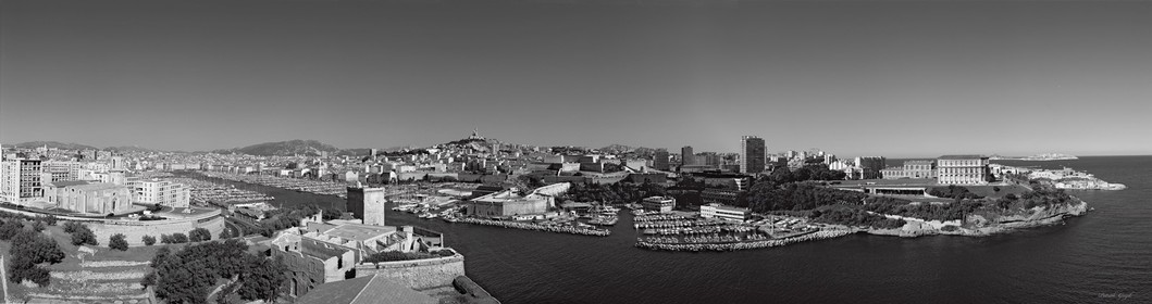 Une édition limitée MARSEILLE panoramique  du panier au Pharo 190x5O noir et blanc   , plein formatFORMAT DISPONIBLE  190 x 50cmPas de telechargement disponible.© collection P GUZIK