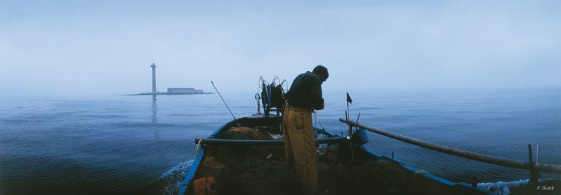 LE DERNIER PECHEUR DU PLANIERPHARE DU PLANIER MARSEILLE FRANCE AU PETIT MATINCalanques Provence Marseille photo couleurFORMAT DISPONIBLE   33X95cm ( et 20X60cm en vente direct uniquement )pas de telechargement disponible.A chaque format correspond une éditions limitée spécifique .© collection P GUZIKDISPONIBLE SUIVANT STOCK -  CRÉATION JOURNALIERE  -