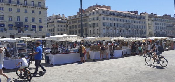 MARCHE D'ETE SUR LE VIEUX PORT