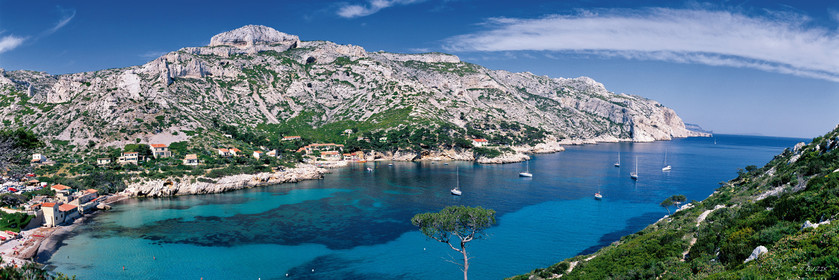 CALANQUE DE SORMIOU PLAGE  ET PORTCalanques Provence MarseilleFORMAT DISPONIBLE  150X52cm  33X95cm ( et 20X60cm en vente direct uniquement )pas de telechargement disponible.A chaque format correspond une éditions limitée spécifique .© collection P GUZIKDISPONIBLE SUIVANT STOCK -  CRÉATION JOURNALIERE  -