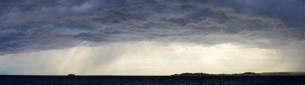 ORAGE EN ETE JUILLET À MARSEILLE et sur les iles du frioulCalanques Provence Marseille panoramiqueFORMAT DISPONIBLE    150 x 41 format atypique pas de telechargement disponible.A chaque format correspond une éditions limitée spécifique .© collection P GUZIKA titre indicatif suivant la finition, tarif encadré vente direct:DISPONIBLE SUIVANT STOCK -  CRÉATION JOURNALIERE  -