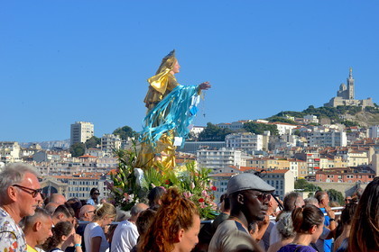 Procession de la vierge , dans les rues du quartier du panier à Marseille