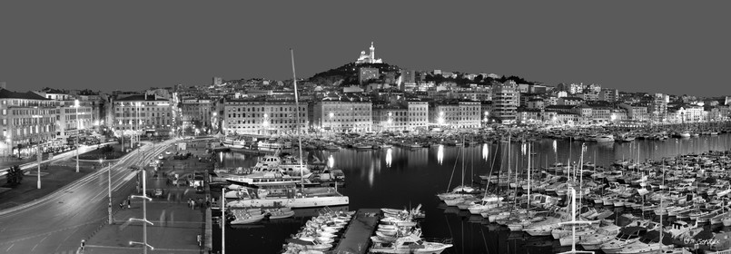 MARSEILLE NOIR ET BLANC MIMI   , plein formatFORMAT DISPONIBLE    33X95cm , 20X60cm A chaque format correspond une éditions limitée spécifique .© collection P GUZIK