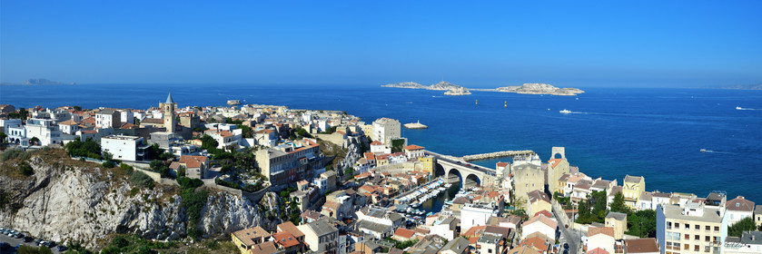 MARSEILLE LE VALLON DES AUFFES ET LE FRIOUL AERIENNE plein formatMarseille Provence photo panoramique couleurFORMAT DISPONIBLE  150X52cm  33X95cm ( et 20X60cm en vente direct uniquement )pas de telechargement disponible.A chaque format correspond une éditions limitée spécifique .© collection P GUZIKA titre indicatif suivant la finition, tarif encadré vente direct:150 x 52 cm 180€33   x 95 cm   99€20   x 60 cm   39€disponible en  30 X10 cm  sur stand en vente directDISPONIBLE SUIVANT STOCK -  CRÉATION JOURNALIERE  -