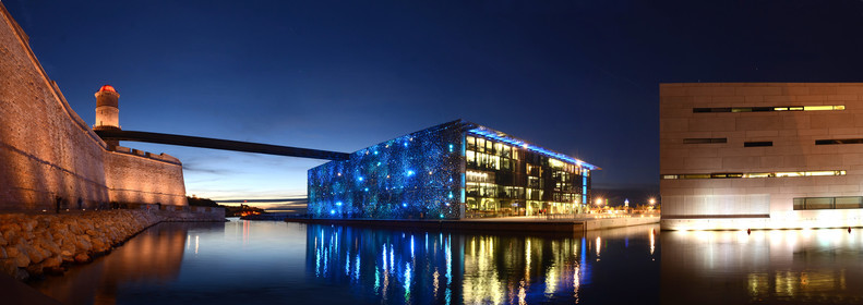 © Mucem   Architectes Rudy Ricciotti et Roland Carta - Mise en lumière : Yann Ke - photo Guzik PatrickŒuvre protégée au titre du droit d'auteur - Exploitation nécessitant une autorisation spéciale.