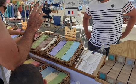 LE MARCHE D'ETE SUR LE VIEUX PORTE DE MARSEILLE