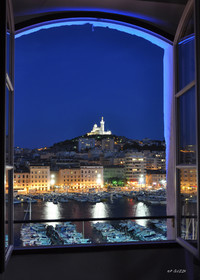 MARSEILLE  VIEUX PORT FENETRE BLUE plein format Marseille Provence photo panoramique couleurFORMAT DISPONIBLE  50 X 70 cm (  vente direct uniquement )pas de telechargement disponible.A chaque format correspond une éditions limitée spécifique .© collection P GUZIKA titre indicatif suivant la finition, tarif encadré vente direct:50   x 70 cm   99€DISPONIBLE SUIVANT STOCK -  CRÉATION JOURNALIERE  -