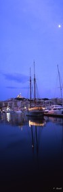 MARSEILLE  VIEUX PORT NUIT VERTICAL plein format Marseille Provence photo panoramique couleurFORMAT DISPONIBLE  33X95cm ( et 20X60cm en vente direct uniquement )pas de telechargement disponible.A chaque format correspond une éditions limitée spécifique .© collection P GUZIKA titre indicatif suivant la finition, tarif encadré vente direct:150 x 52 cm 180€  NON DISPONIBLE33   x 95 cm   99€20   x 60 cm   39€disponible en  30 X10 cm  sur stand en vente directDISPONIBLE SUIVANT STOCK -  CRÉATION JOURNALIERE  -