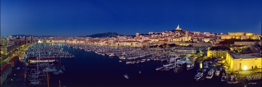MARSEILLE BY NIGHT MARSEILLE DE NUIT COULEURFORMAT 33 x 95cmTarif  sur stand et marché  25€BON PLAN LIMITED   10€CE SAMEDI 8 AVRIL SUR LE MARCHE DE LA CANEBIERE- 50%   SUR UNE SELECTION DE POSTER FORMAT  EN  33X95cm(offre non valable sur les encadrés et les sur mesure)