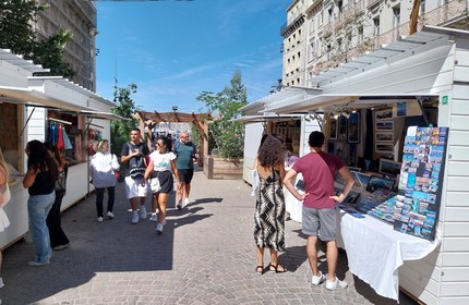 LE CABANON DU PHOTOGRAPHE SUR  LE MARCHÉ D'ÉTÉ 2024  À MARSEILLE EN BAS DE LA CANEBIÉRE,