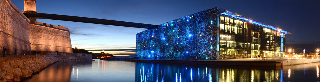© Mucem   Architectes Rudy Ricciotti et Roland Carta - Mise en lumière : Yann Ke - photo Guzik PatrickŒuvre protégée au titre du droit d'auteur - Exploitation nécessitant une autorisation spéciale.
