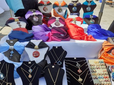 LE MARCHE D'ETE SUR LE VIEUX PORTE DE MARSEILLE