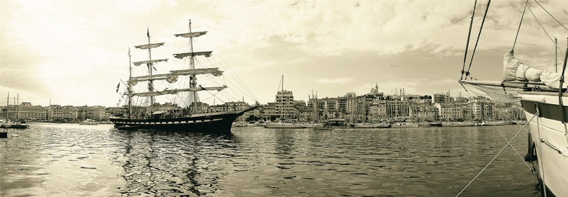 MARSEILLE  LE BELLEM SORTANT DU VIEUX PORT COULEUR SEPIAFORMAT 33 x 95cmTarif  sur stand et marché  25€