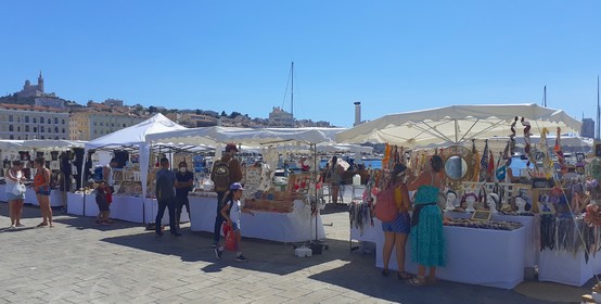 LE MARCHE D'ETE SUR LE VIEUX PORTE DE MARSEILLE