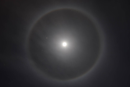 arc en ciel de lune , avec les étoiles .....