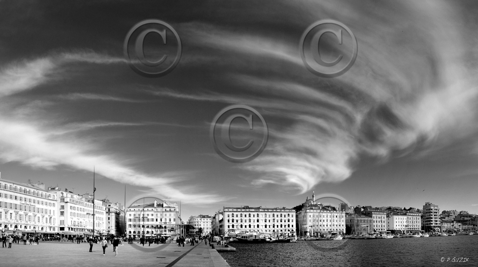 NUAGE VIEUX PORT DESSIN NOIR ET BLANC MARSEILLE  ,plein formatFORMAT DISPONIBLE  100X55cm  format sur mesurepas de telechargement disponible.A chaque format correspond une éditions limitée spécifique .© collection P GUZIK