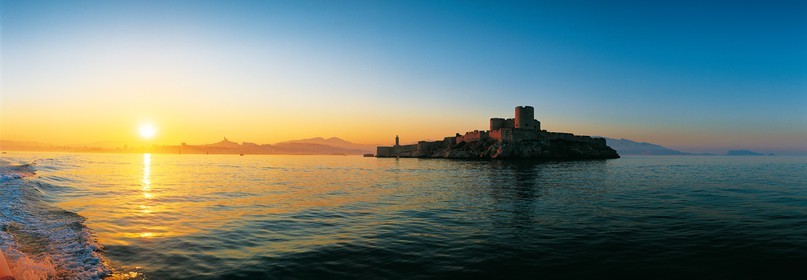 LE CHATEAU D'IF MARSEILLE AU PETIT MATIN - ILE DE MONTE CHRISTO -FORMAT 33 x 95cmTarif  sur stand et marché  25€