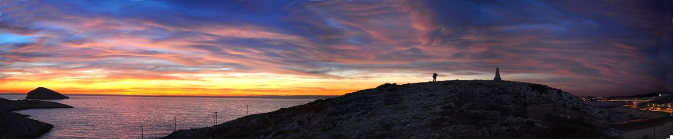 CALANQUE LE SOIR AUX GOUDES ET MARSEILLE EN FOND AVEC DES AMOUREUX en 150 x 30 cm Calanques Provence Marseille photo couleurFORMAT DISPONIBLE  150X30cm uniquementpas de telechargement disponible.A chaque format correspond une éditions limitée spécifique .© collection P GUZIKDISPONIBLE SUIVANT STOCK -  CRÉATION JOURNALIERE  -