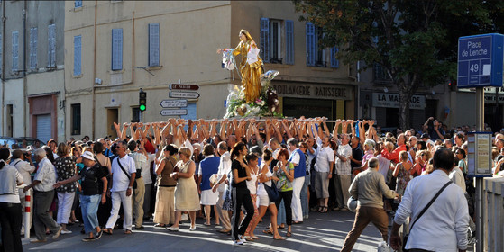 ref-700-50x100-vierge-procession-marseille-panier-livre-dsc_1288.jpg