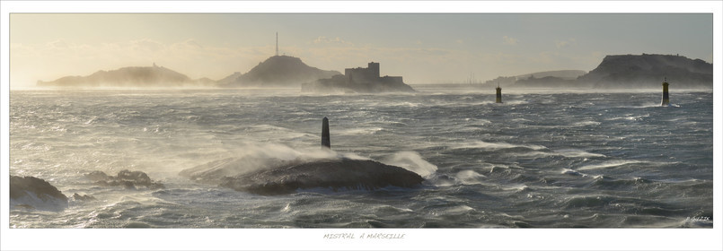 MISTRAL A MARSEILLE ET SUR LES ILES DU FRIOUL bord blanc avec titreProvence Marseille photo couleurFORMAT DISPONIBLE     150x52cm 33X95cm ( et 20X60cm en vente direct uniquement )pas de telechargement disponible.A chaque format correspond une éditions limitée spécifique .© collection P GUZIKDISPONIBLE SUIVANT STOCK -  CRÉATION JOURNALIERE  -