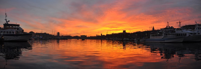 MARSEILLE VIEUX PORT SOIR D'ETE 2 COUCHE DE SOLEIL  plein formatMarseille Provence photo panoramique couleurFORMAT DISPONIBLE    33X95cm ( et 20X60cm en vente direct uniquement )pas de telechargement disponible.A chaque format correspond une éditions limitée spécifique .© collection P GUZIKA titre indicatif suivant la finition, tarif encadré vente direct:150 x 52 cm 180€ NON DISPONIBLE33   x 95 cm   99€20   x 60 cm   39€disponible en  30 X10 cm  sur stand en vente directDISPONIBLE SUIVANT STOCK -  CRÉATION JOURNALIERE  -
