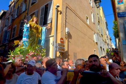 Procession de la vierge , dans les rues du quartier du panier à Marseille