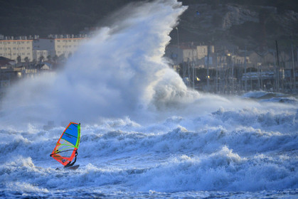 TEMPETE ZEUS MARSEILLE ,PLAGE DU PRADO,WINDSURF, PLANCHE À  VOILE