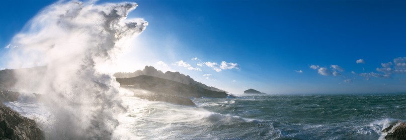 MISTRAL AUX GOUDES JOUR DE MISTRAL GROSSE VAGUECalanques Provence Marseille photo couleurFORMAT DISPONIBLE  150X52cm  33X95cm ( et 20X60cm en vente direct uniquement )pas de telechargement disponible.A chaque format correspond une éditions limitée spécifique .© collection P GUZIKDISPONIBLE SUIVANT STOCK -  CRÉATION JOURNALIERE  -