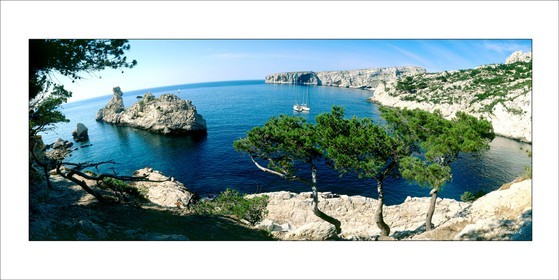 CALANQUE DE SUGITON  BOUT DU MONDEtaille 50 X 100cm  bord blancCalanques Provence Marseille photo couleurFORMAT DISPONIBLE  taille 50 X 100cm  bord blancpas de telechargement disponible.A chaque format correspond une éditions limitée spécifique .© collection P GUZIK CRÉATION JOURNALIERE  -