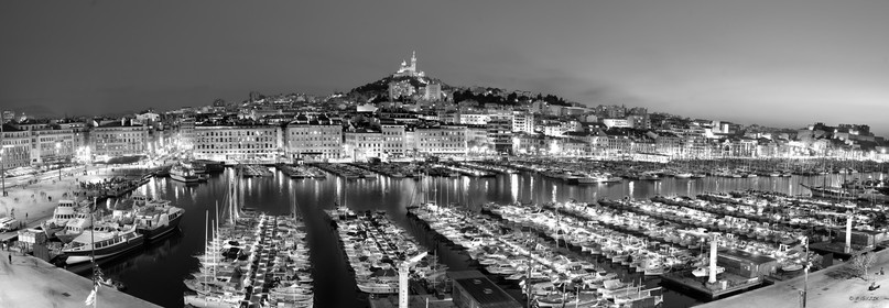 MARSEILLE BLACK NIGHT  ,plein format noir et blancFORMAT DISPONIBLE  150X52cm  33X95cm  20X60cm pas de télèchargement disponible.A chaque format correspond une éditions limitée spécifique .© collection P GUZIK