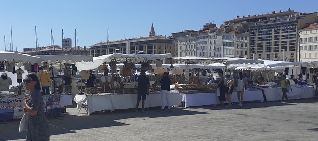 MARCHE D'ETE SUR LE VIEUX PORT