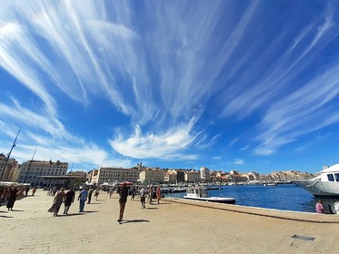 LE MARCHE D'ETE SUR LE VIEUX PORTE DE MARSEILLE