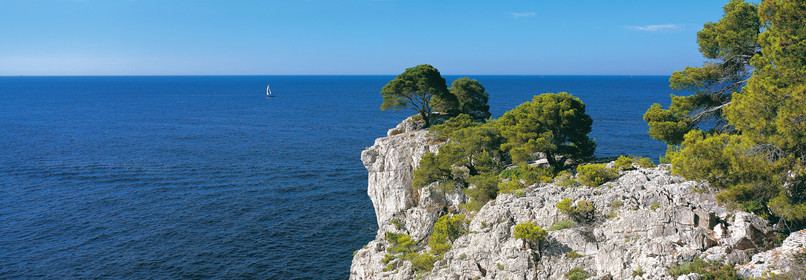 LA POINTE CACAO une petite langue de calcaire ,la  pointe Cacau (prononcer Cacaou Bout de Port-Miou et de Port-Pin)Calanques Provence MarseilleFORMAT DISPONIBLE   33X95cm ( et 20X60cm en vente direct uniquement )pas de telechargement disponible.A chaque format correspond une éditions limitée spécifique .© collection P GUZIKDISPONIBLE SUIVANT STOCK -  CRÉATION JOURNALIERE  -